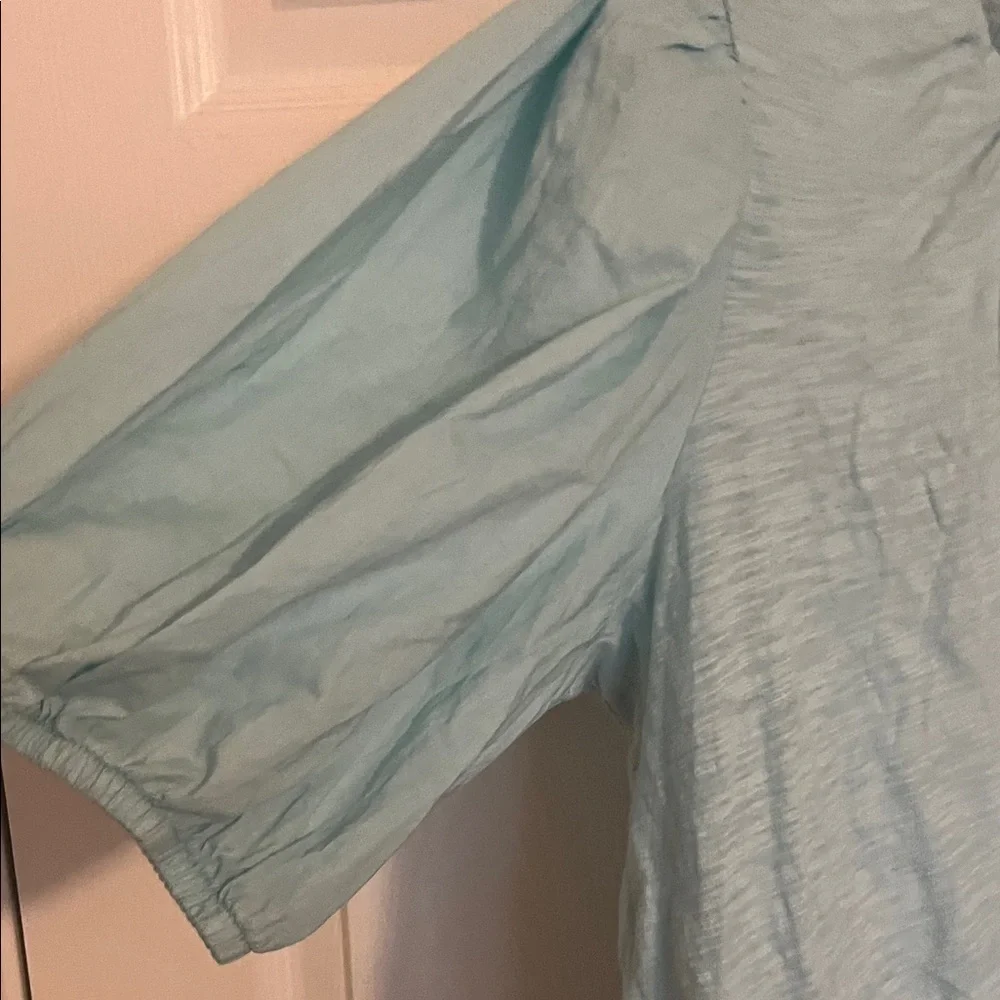 New Without Tags-Old Navy Key Hole Top with Puff Sleeves very cute